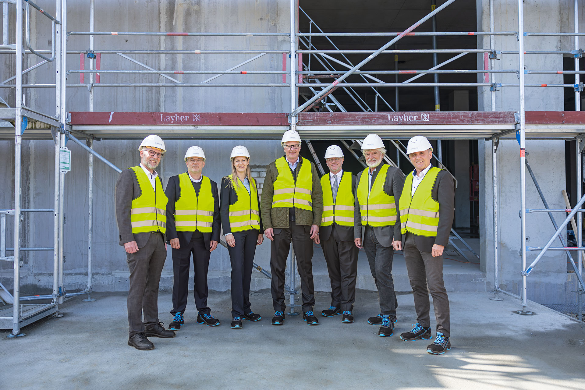 L–R: Ralf Rieger (Geschäftsführer Rentschler Immobilien GmbH), Gunnar Voss von Dahlen (CFO Rentschler Biopharma SE), Christiane Bardroff (COO Rentschler Biopharma SE), Benedikt von Braunmühl (CEO Rentschler Biopharma SE), Jürgen Müller (Geschäftsführer Rentschler Immobilien GmbH), Prof. Dr. Uwe Bücheler (Stellvertretender Vorsitzender des Aufsichtsrats), Günter Stempfer (Standortleiter Laupheim, Rentschler Biopharma SE) auf der Baustelle der neuen Puffer-Medien-Station Laupheim